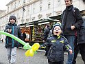 Piazza Navona zamienia sie niekiedy w szalone wesole miasteczko - damian wygral pistolet, a julek balony