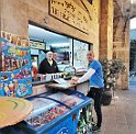 jeśli najlepszy falafel w mieście to tylko przy Jerusalem Boulevard u Nissima, który podobno prowadzi tą knajpkę już od 50 lat. Ceny też przystępne jak na Izrael bo tylko 30 zł zamiast 50-100 jak w innych miejscach